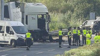 西班牙一辆卡车冲撞警方检查点，致6人死亡3人重伤