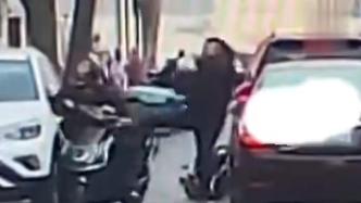 天津警方回应“男子拳打脚踢外卖员”：其子横穿马路被撞引发