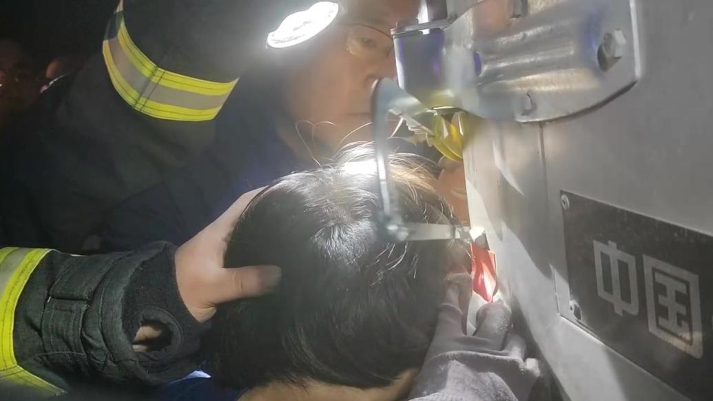 高中生騎電動車追尾大貨車,車尾倒鉤插入面頰被困