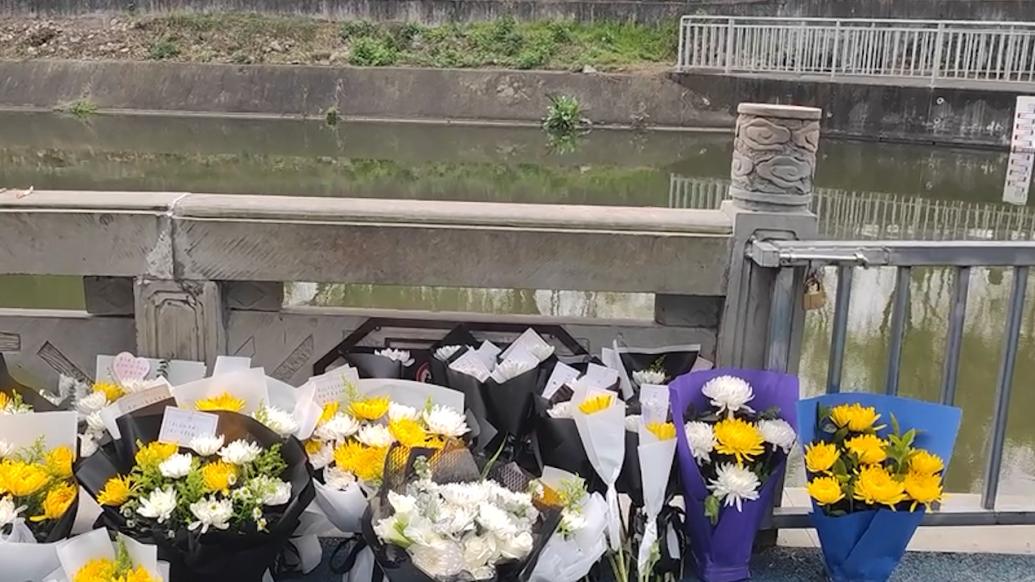 眉山19歲小伙跳河救2人后犧牲，市民自發獻花送別