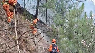 高海拔负重作业，雅江火场消防员攀登陡崖送水上山
