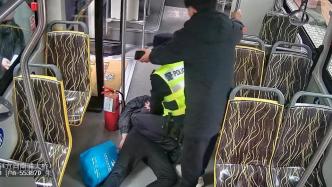 老人在公交车上昏迷，上海民警跪地急救3分钟转危为安