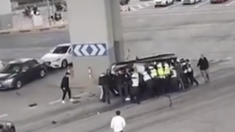 SUV擦撞高架立柱侧翻，上海警民合力15秒扶正