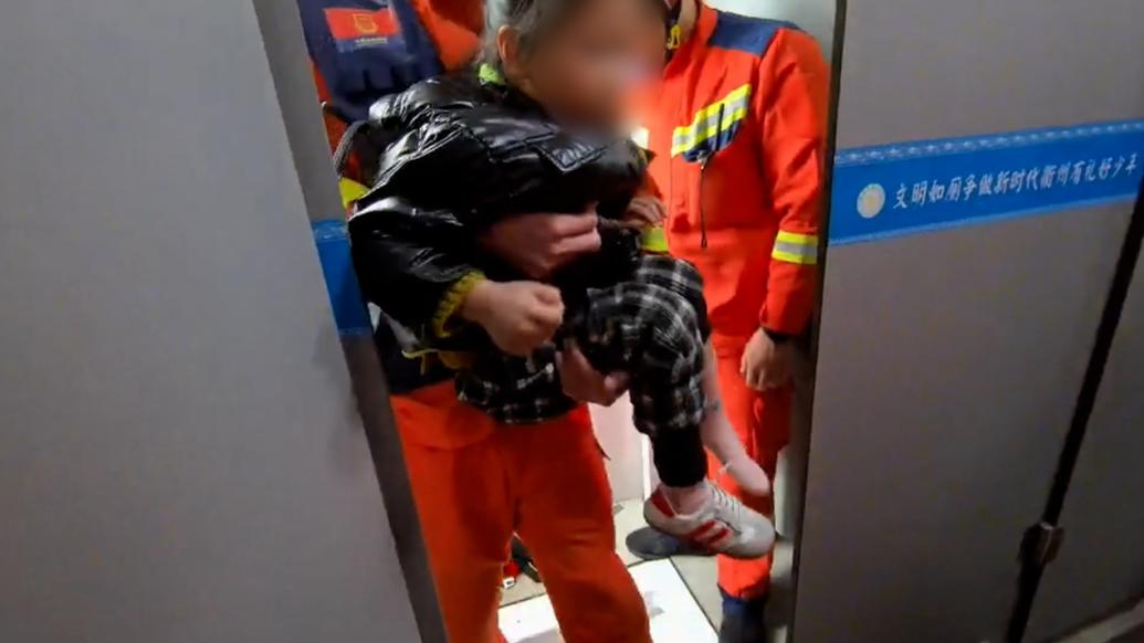 衢州一女孩厕所打滑脚卡坑洞，消防员巧救援