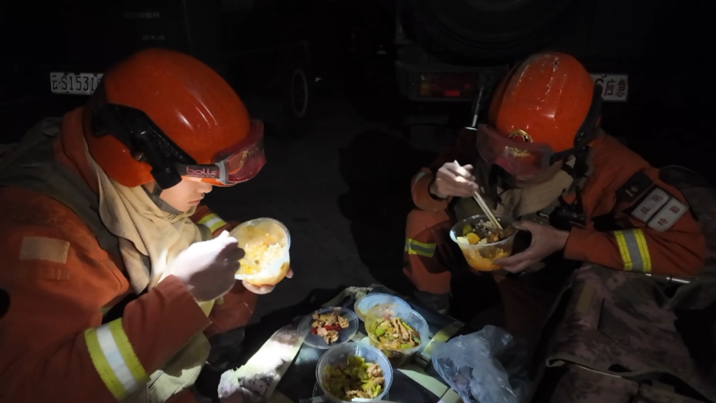 再续战友情！成都志愿队伍为雅江火场消防员做川味美食