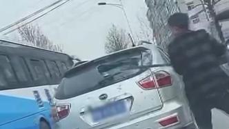 男子为获流量用报废车拍闹市砸车虚假视频，警方：严肃处罚