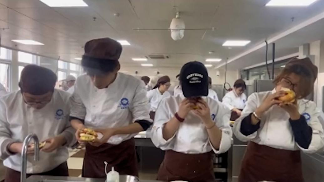 老师分享学生课上“炫饭”：西餐专业，练习完的食材可以吃