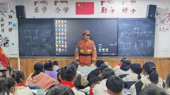 才下火场又进教室，“灰头土脸”的森林消防员给红领巾们上了宝贵一课