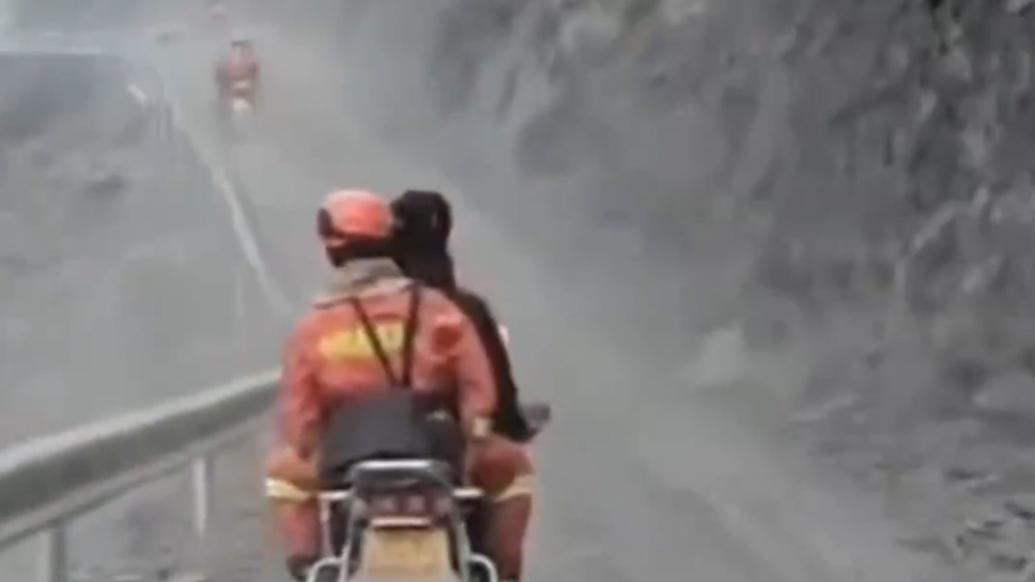 又见“摩托骑士”！雅江山火中当地村民骑车带领消防员上山