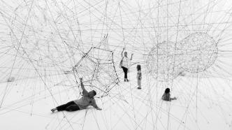 在“蜘蛛网”编织的展厅中，看艺术家萨拉切诺的共生理念