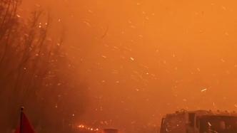 四川雅江县呷拉镇白孜村发生森林火灾，瞬时大风导致火势蔓延