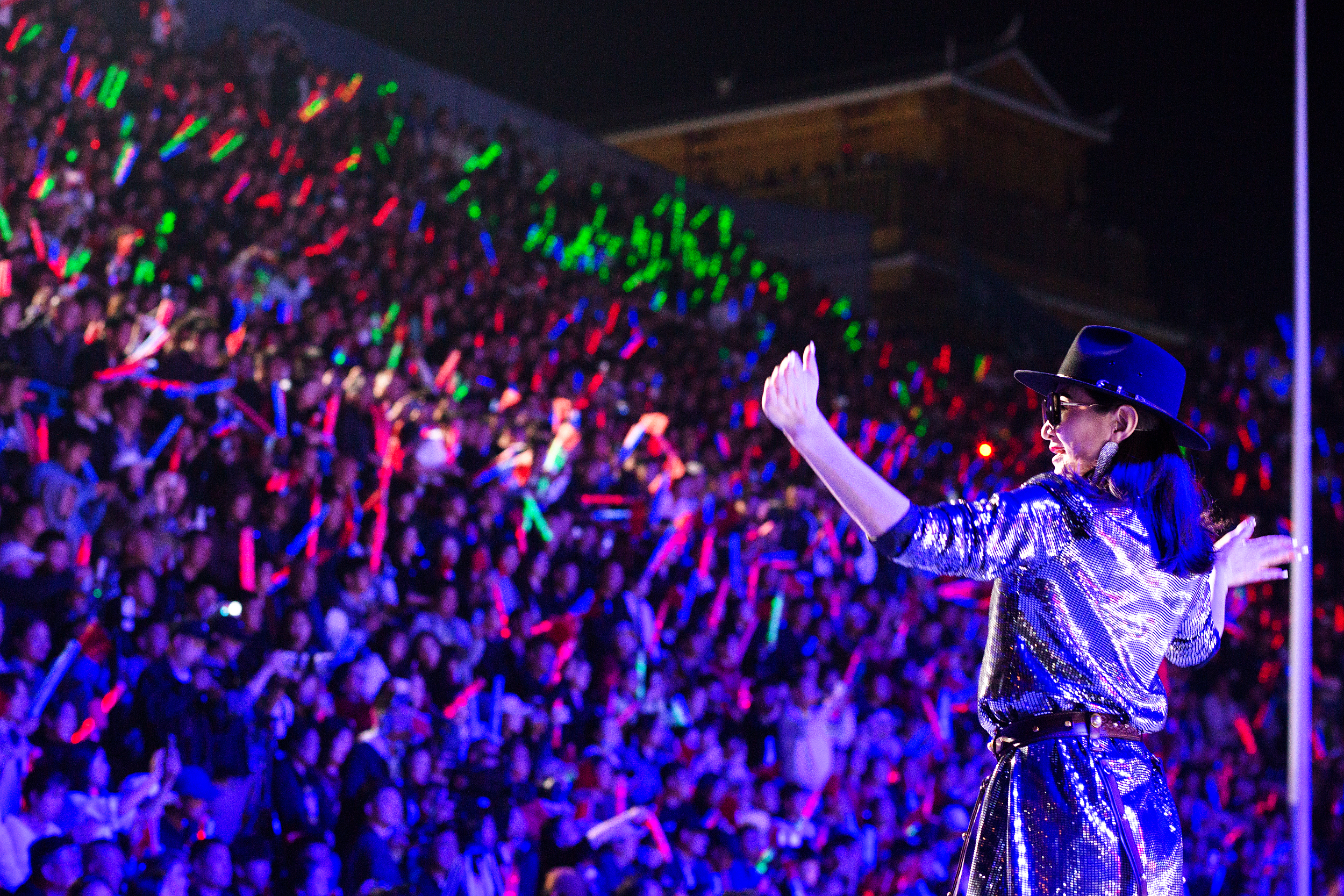 开幕式当天,刘畊宏在现场跳着健身热舞,萧敬腾则演唱了歌曲《海芋恋》