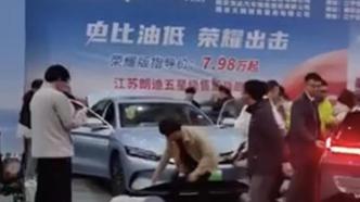 極氪汽車回應(yīng)展車突然啟動(dòng)撞人：吸取教訓(xùn)引以為戒，協(xié)助傷者就醫(yī)