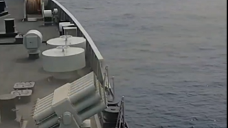 万吨登陆舰在南海开展实弹射击训练