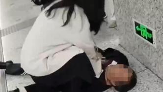 老人在地鐵站內(nèi)昏倒，懷孕護(hù)士跪地施救
