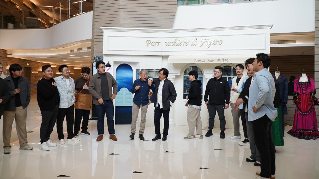 《塞维利亚的理发师》快闪演出,廖昌永:与学生合唱很开心_追光灯_澎湃