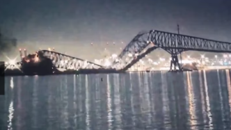 美国马里兰州长约2.5公里大桥被船撞塌，有车辆和人员落水