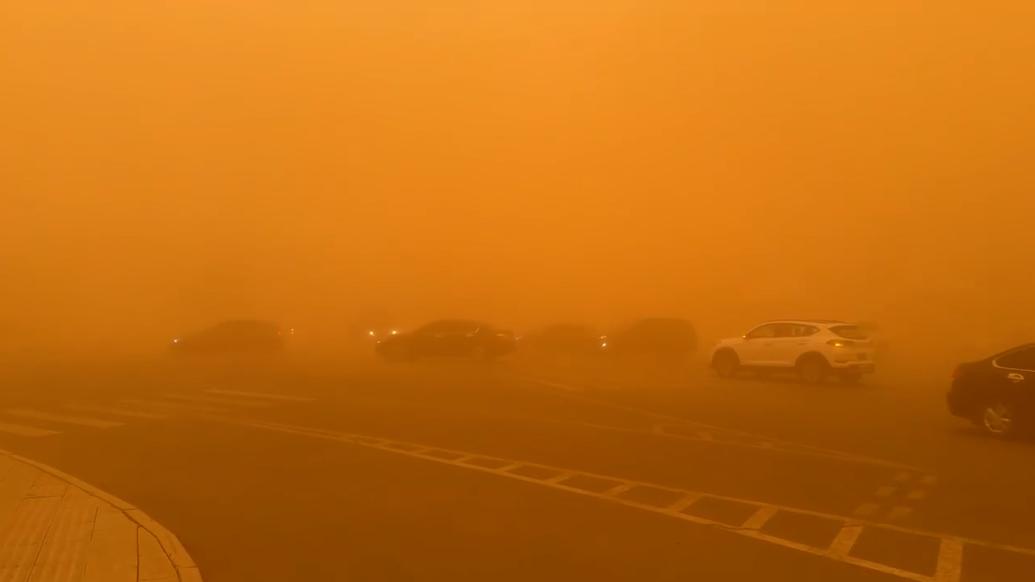 锡林郭勒部分地区出现强沙尘暴天气天空变成橘红色，当地发布停工、停课通知