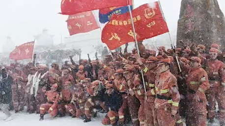 以白雪相送！奋战11昼夜扑灭雅江山火，消防员：“我们回家了”！