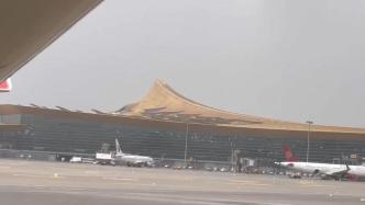 昆明机场通报航站楼金属屋面局部被掀起：受罕见短时大风影响，无人受伤已抢修