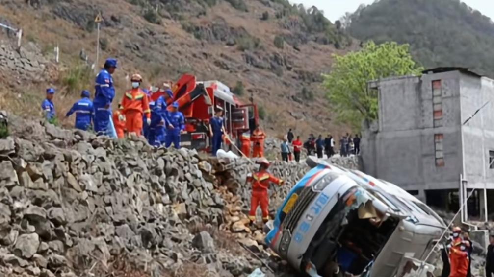 广西隆林中巴车事故系驾驶员操作不当引发，致2人死亡