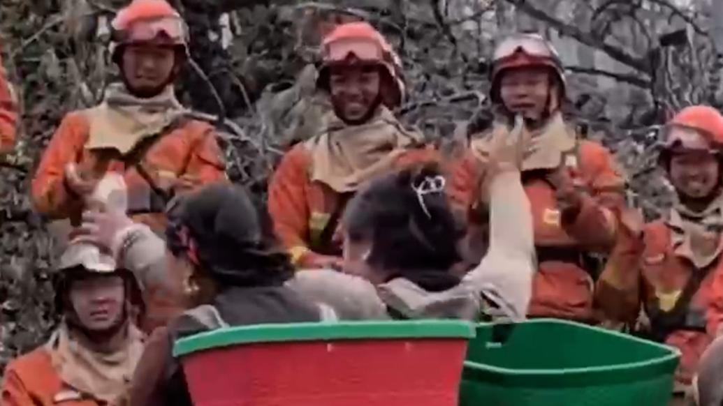 雅江群众为消防员唱藏族祝福民谣