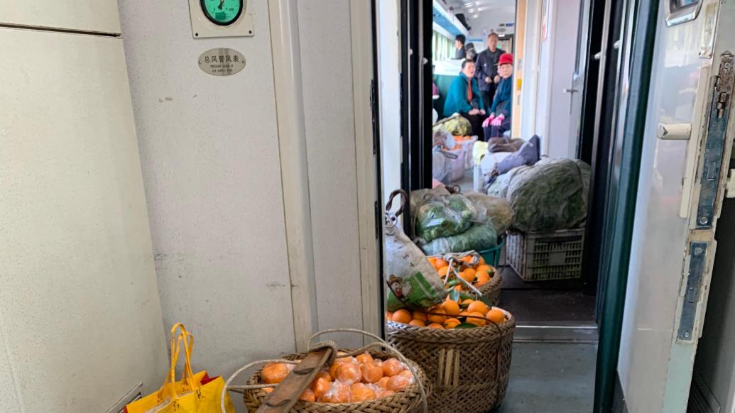 跨省卖菜，绿皮火车上的生计