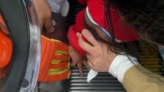 女童在商场登扶梯口时不慎摔倒手指被卡