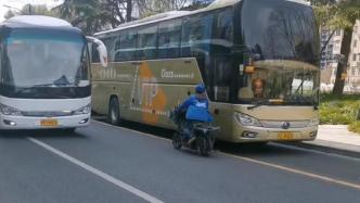 ​​​​​​​上海这条路设置大巴临停点，司机嫌收费贵、市民说骑车没路走？