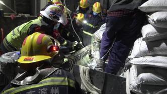 男子双腿被卡入粉碎机，消防10分钟快速救出