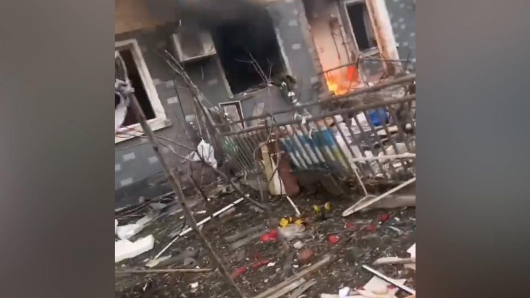 辽宁营口大石桥市一居民楼液化气罐泄漏引发爆燃，造成2人受伤