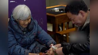 重庆一火锅店来了位87岁的“服务员”