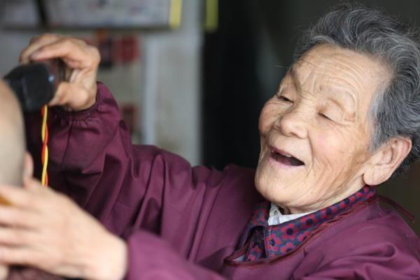 许昌88岁老人2元理发20年，网友：瘦弱老奶奶，却像巨人