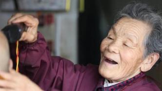 许昌88岁老人2元理发20年，网友：瘦弱老奶奶，却像巨人