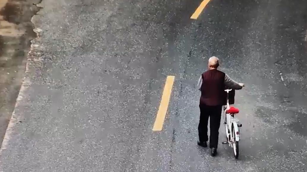 84歲老人出門買菜不料迷路,離家6公里外郊區(qū)被找到