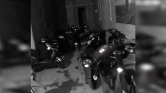 飙车炸街还录视频炫技，警方顺藤摸瓜找出一屋子被盗摩托