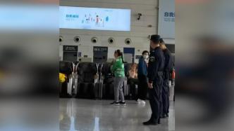 广东一女子在高铁站内放音乐跳舞，工作人员连续多次劝阻