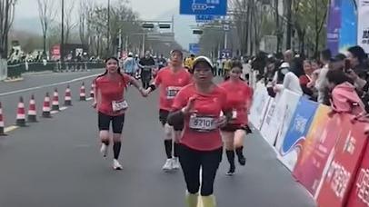 视障男子参加马拉松，双胞胎两侧陪跑