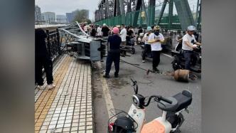广州珠江大桥突发吊机倾覆事故吊臂砸到桥体，暂无人员伤亡