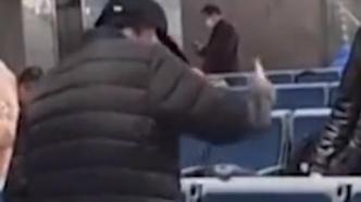 旅客打砸车站座椅充电器，官方通报：突发狂躁，已住院治疗