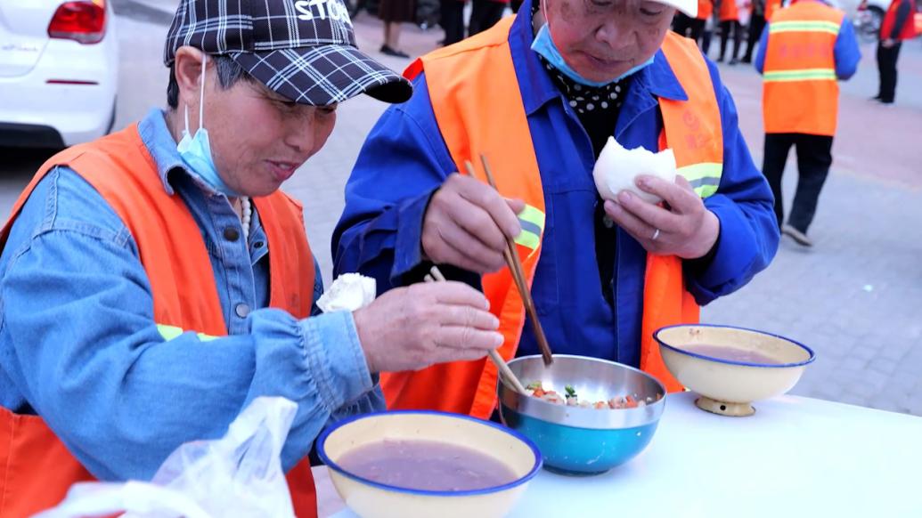 “轮椅哥”5年为26万人免费奉粥