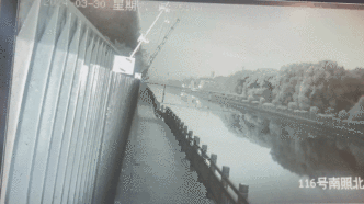 一辆轿车冲进三米深河中，上海47岁男子狂奔跳河救人