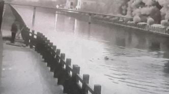 轿车冲进河中，正在一旁锻炼的男子果断跃入水中救人