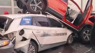 上海外环近莘庄立交5车追尾2人受伤，一辆轿车被出租车顶起