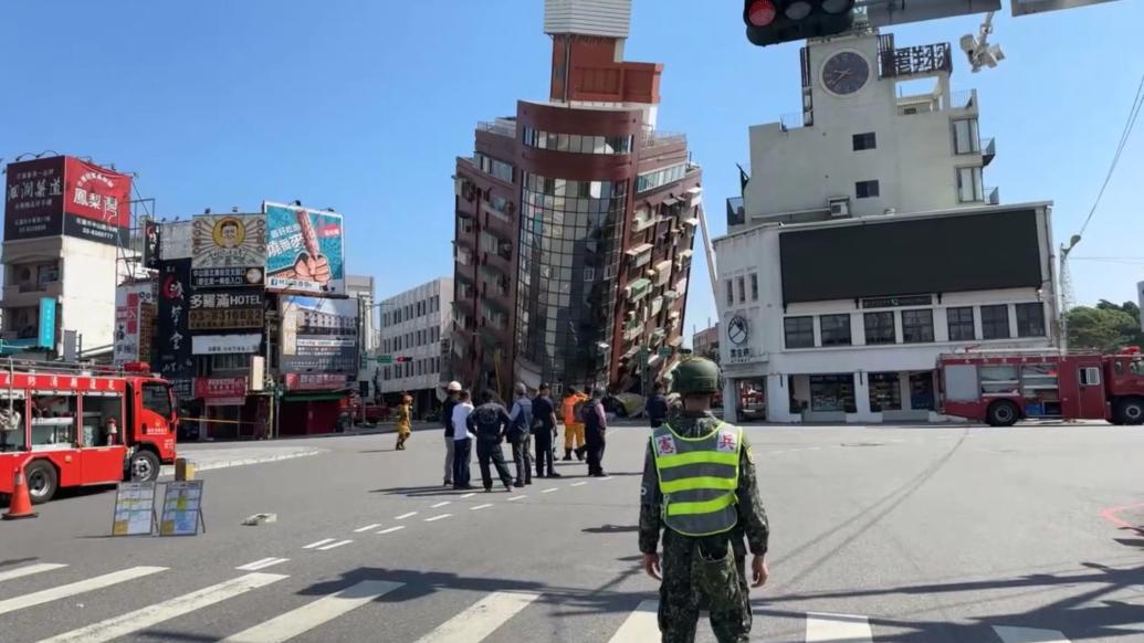 台湾花莲发生7.3级地震，赴台交换生：学校断电停水，走在路上就像连续“青蛙跳”
