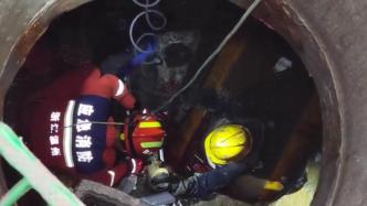工人搬砖时不慎坠落10米深井，消防搭三脚架营救