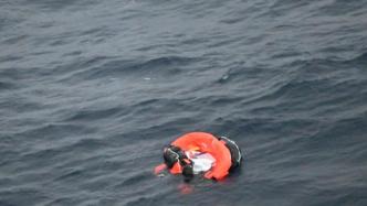 海南海域一渔船因碰撞沉没超30小时，全力搜救8名失联人员