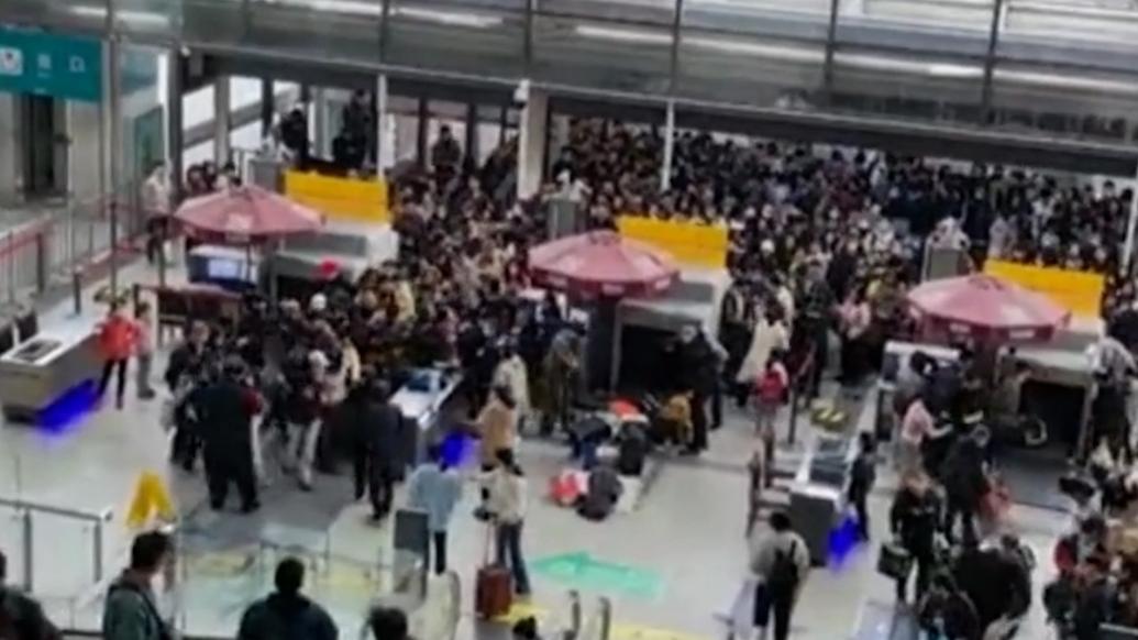 铁路上海站回应安检口没全开部分旅客冲卡：将合理做好重点时段备岗