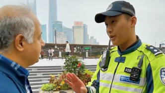 普通话、沪语、英语无缝切换，上海外滩这位交警太酷了！