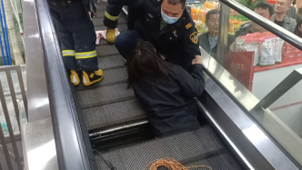 被卷入超市扶梯的女子最新消息：仍面临截肢风险